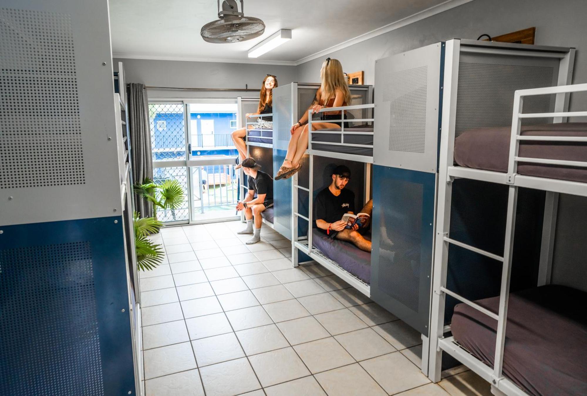 Mad Monkey Jungle Hostel Cairns Buitenkant foto